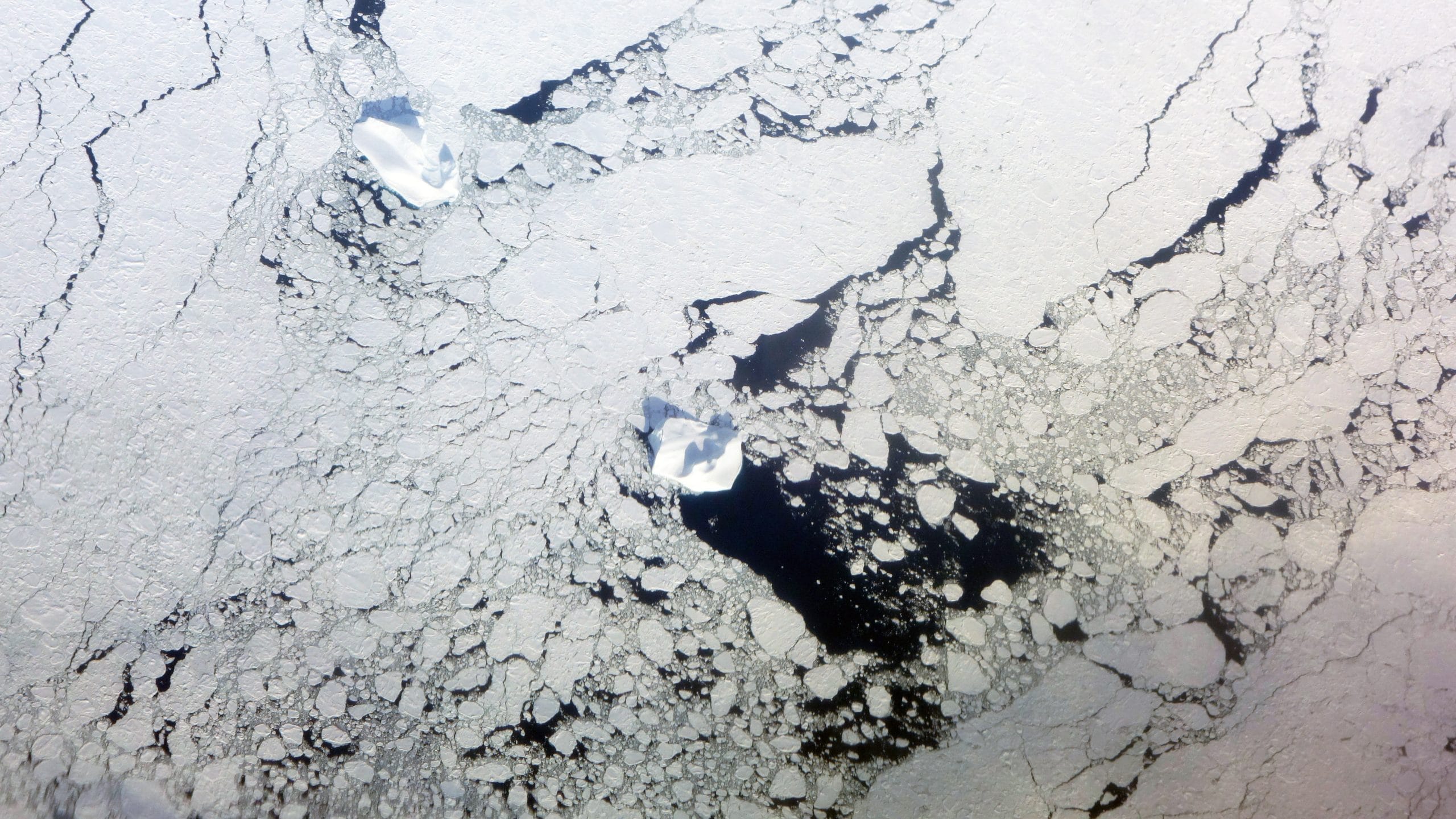 Ilulissat vue avion sur icebergs calotte glaciaire