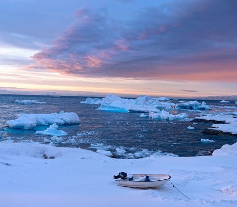 Groenland en hiver coucher de soleil barque neige icebergs