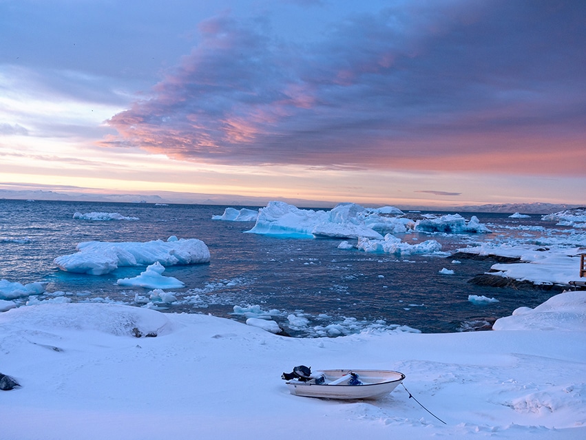 Groenland en hiver coucher de soleil barque neige icebergs
