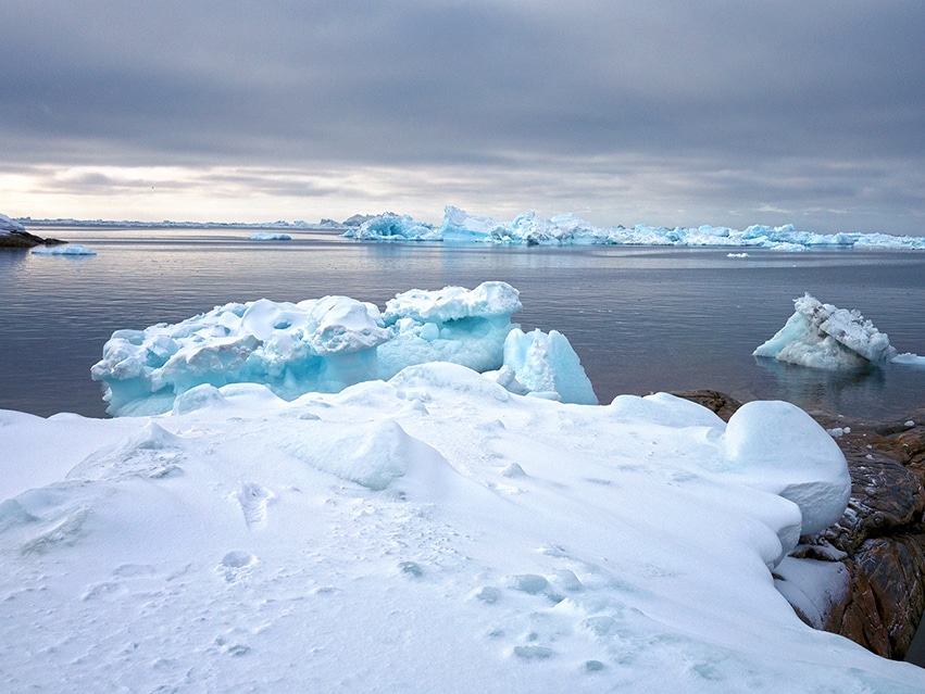 Groenland en hiver icebergs bleus lumière dorée