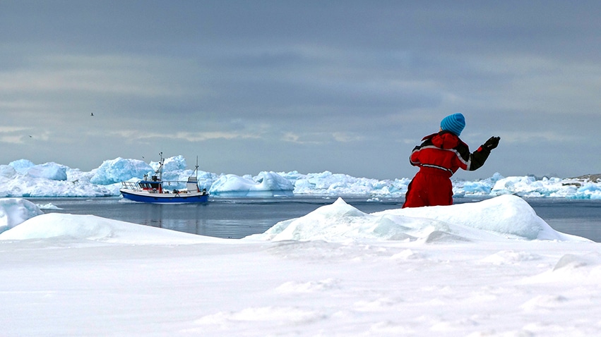 Ilulissat enfant joue bateau icebergs