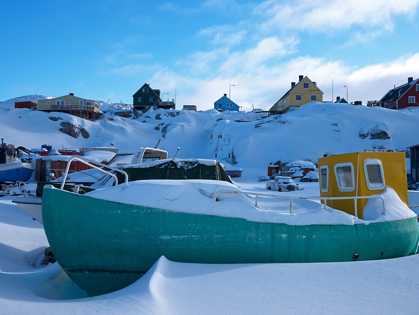 Bateau neige ciel bleu maisons Ilulissat