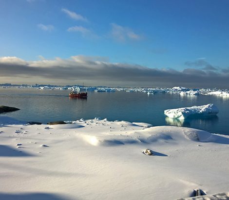 Groenland en hiver icebergs bateau neige ciel bleu