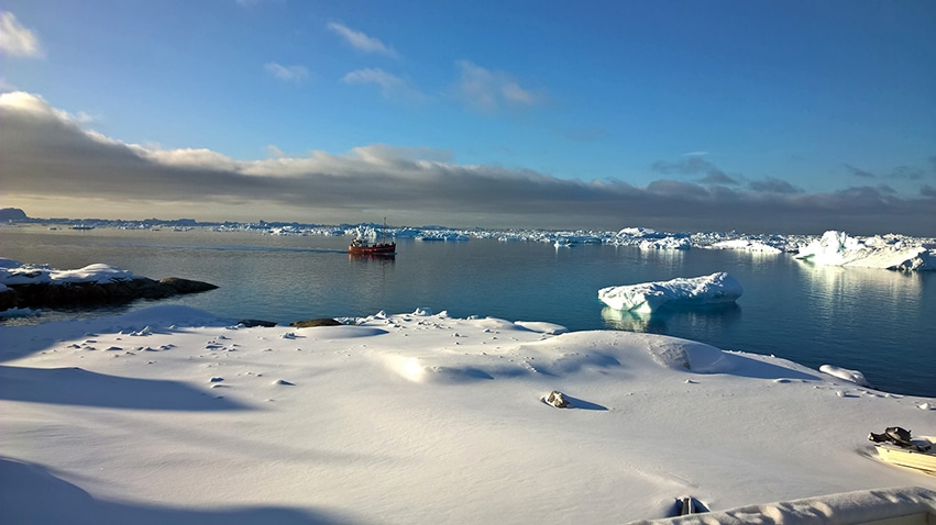 Groenland en hiver icebergs bateau neige ciel bleu