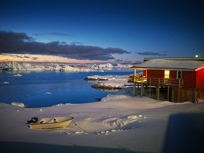 Ilulissat nuit mer icebergs neige maison rouge