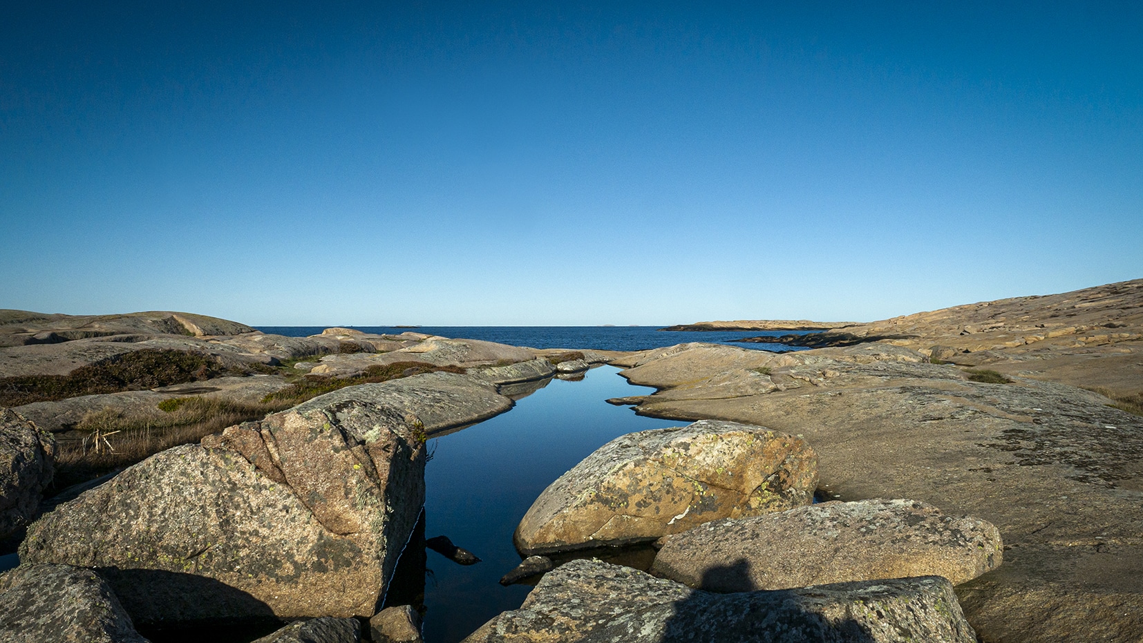 une semaine en Suède Ramsvikslandet ciel bleu, flaques mer rochers