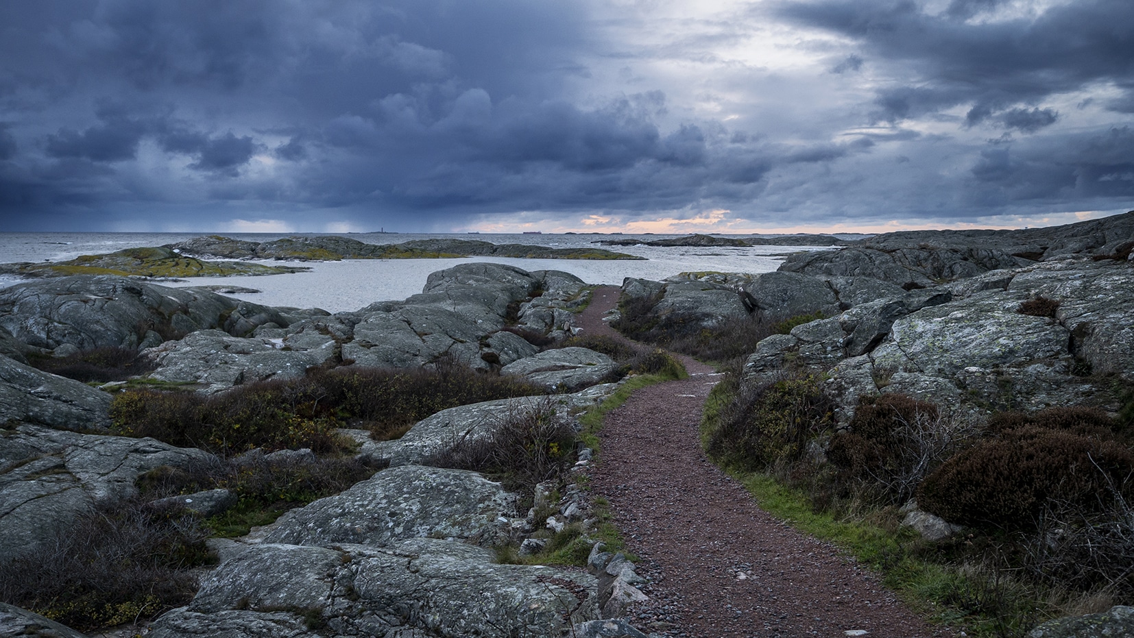 Marstrand chemin rochers mer nuages