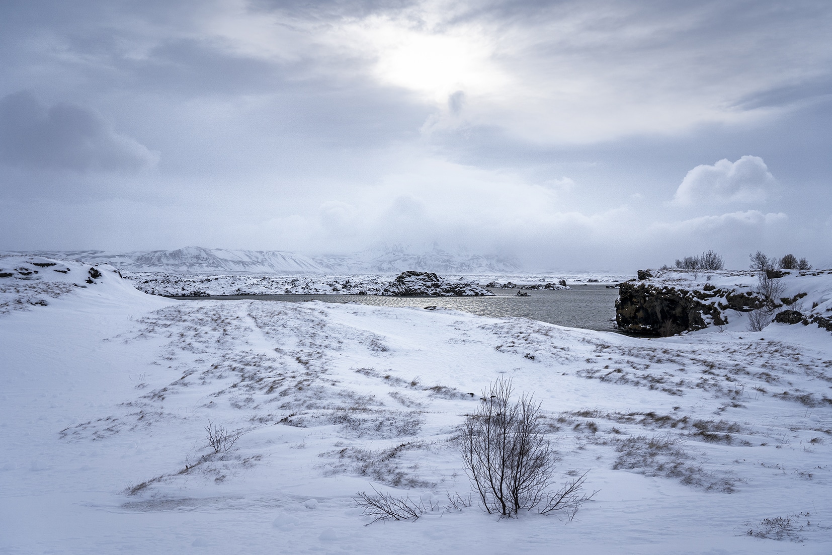 Mývatn lac eau klasar neige nuages Islande du Nord