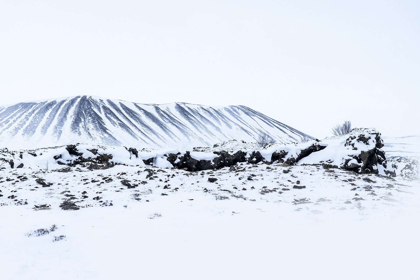 Mývatn cratère cirque neige blanc volcanique