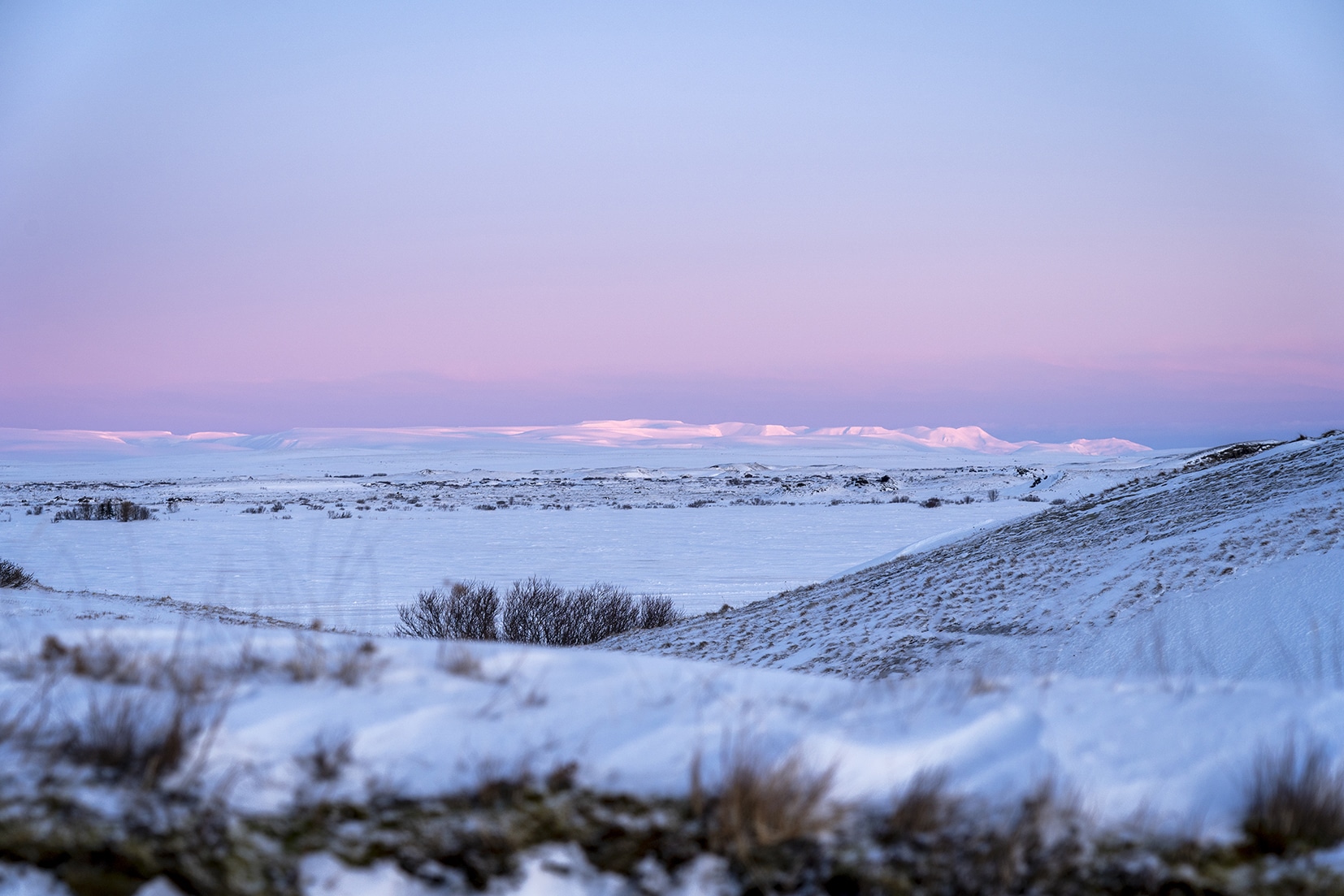 Mývatn Skútustaðagígar volcans montagnes neige rose lever de soleil Islande du Nord