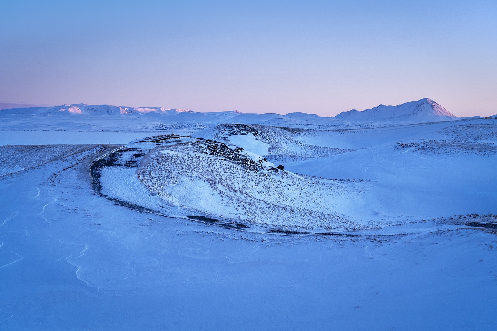 Mývatn Skútustaðagígar lever de soleil rose montagnes lac Islande du Nord