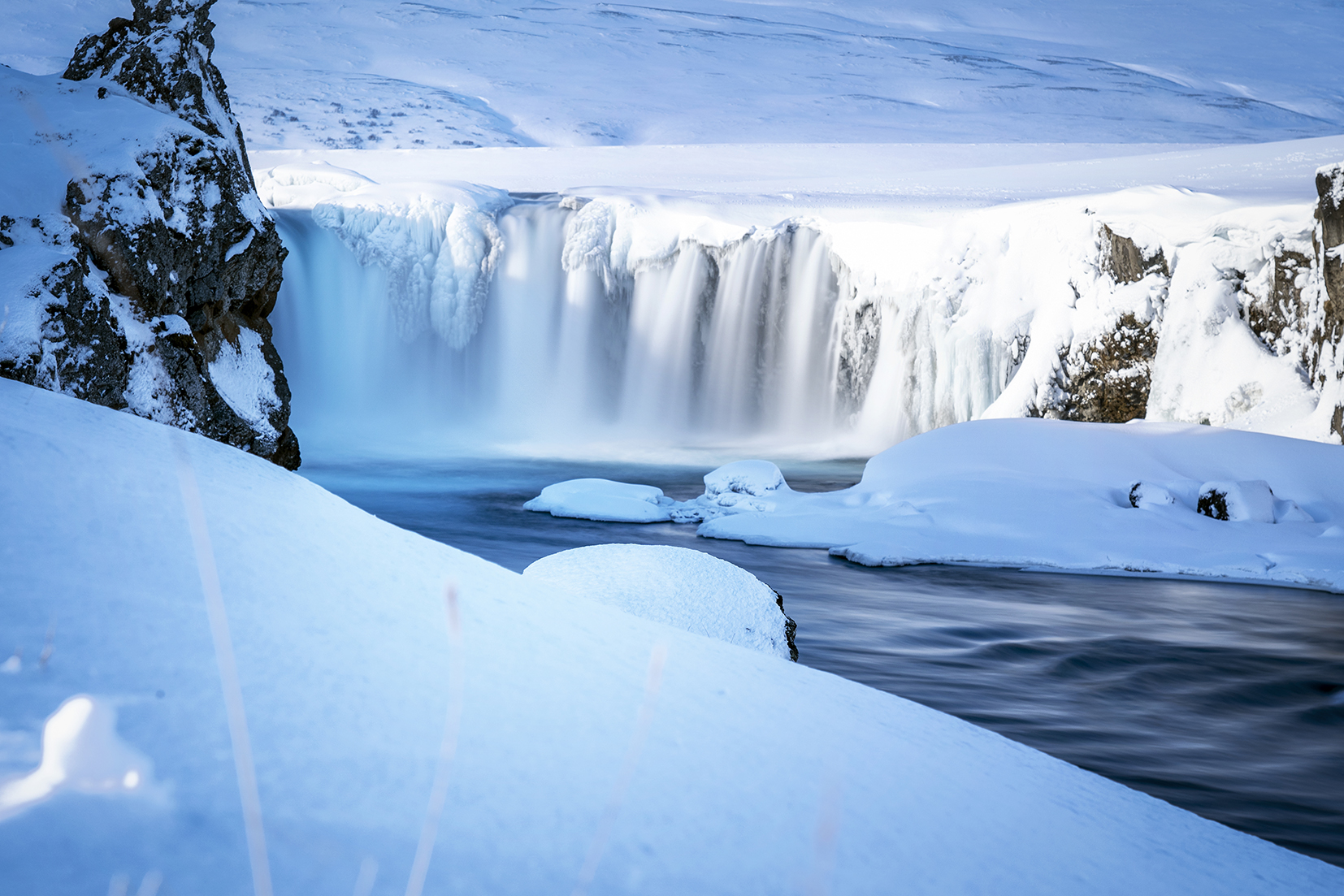 Goðafoss Islande du Nord cascade neige glace eau bleu et blanc