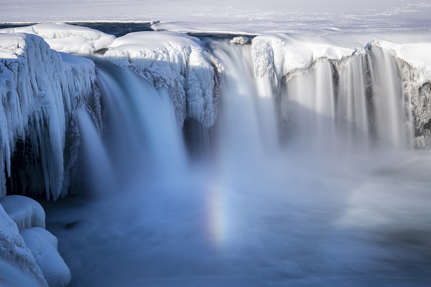 Goðafoss cascade arc-en-ciel eau neige stalactite