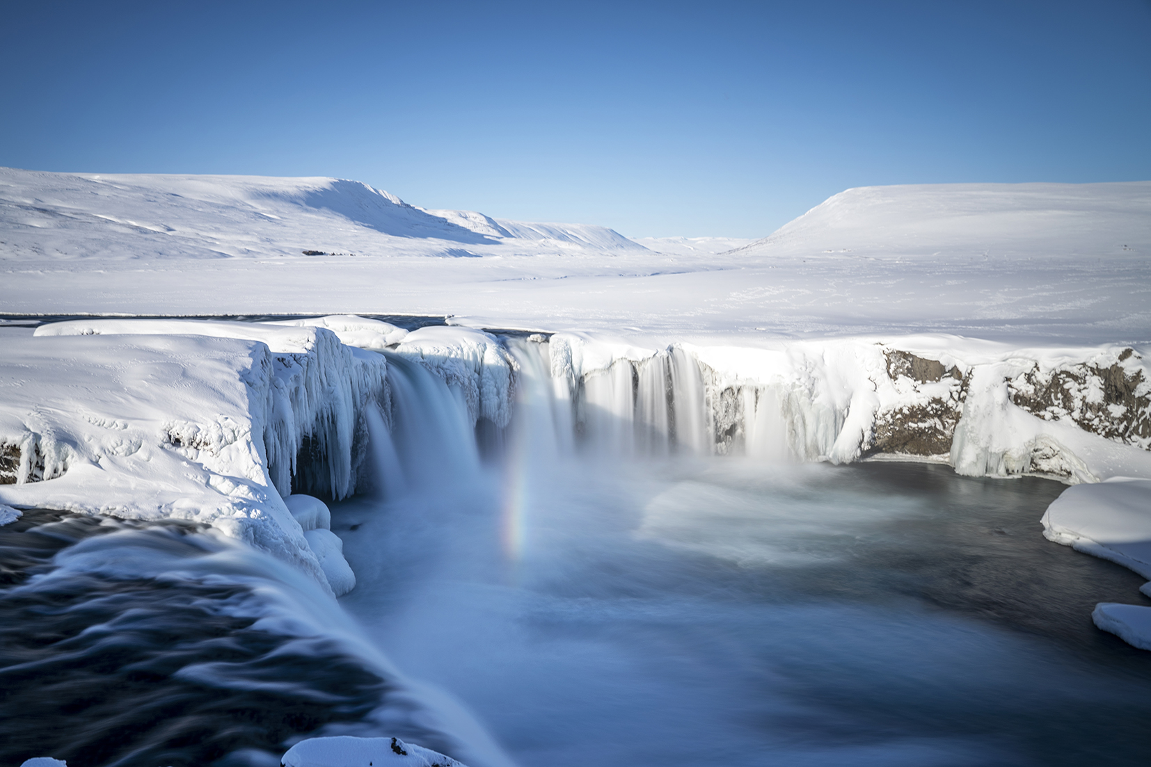 Islande du Nord cascade neige Goðafoss arc-en-ciel ciel bleu