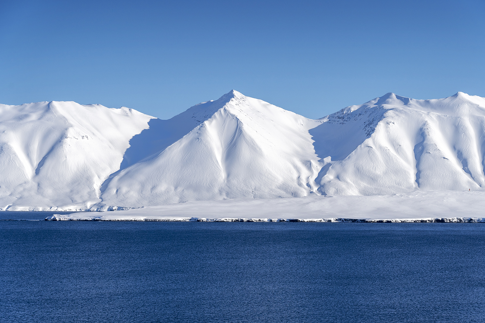 Darvik Islande du Nord montagnes mer ciel bleu