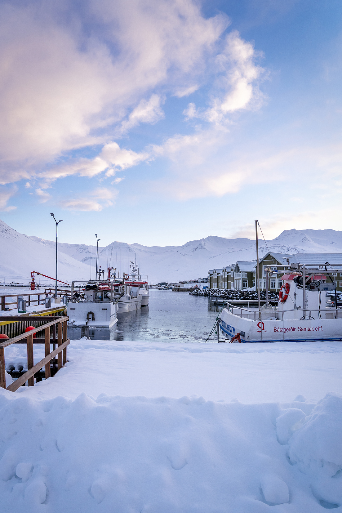 Siglufjörður port bateaux mer montagnes nuages roses