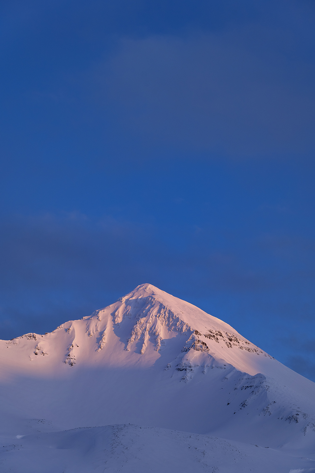 Montagne rose ciel bleu coucher du soleil Siglufjörður Islande du Nord