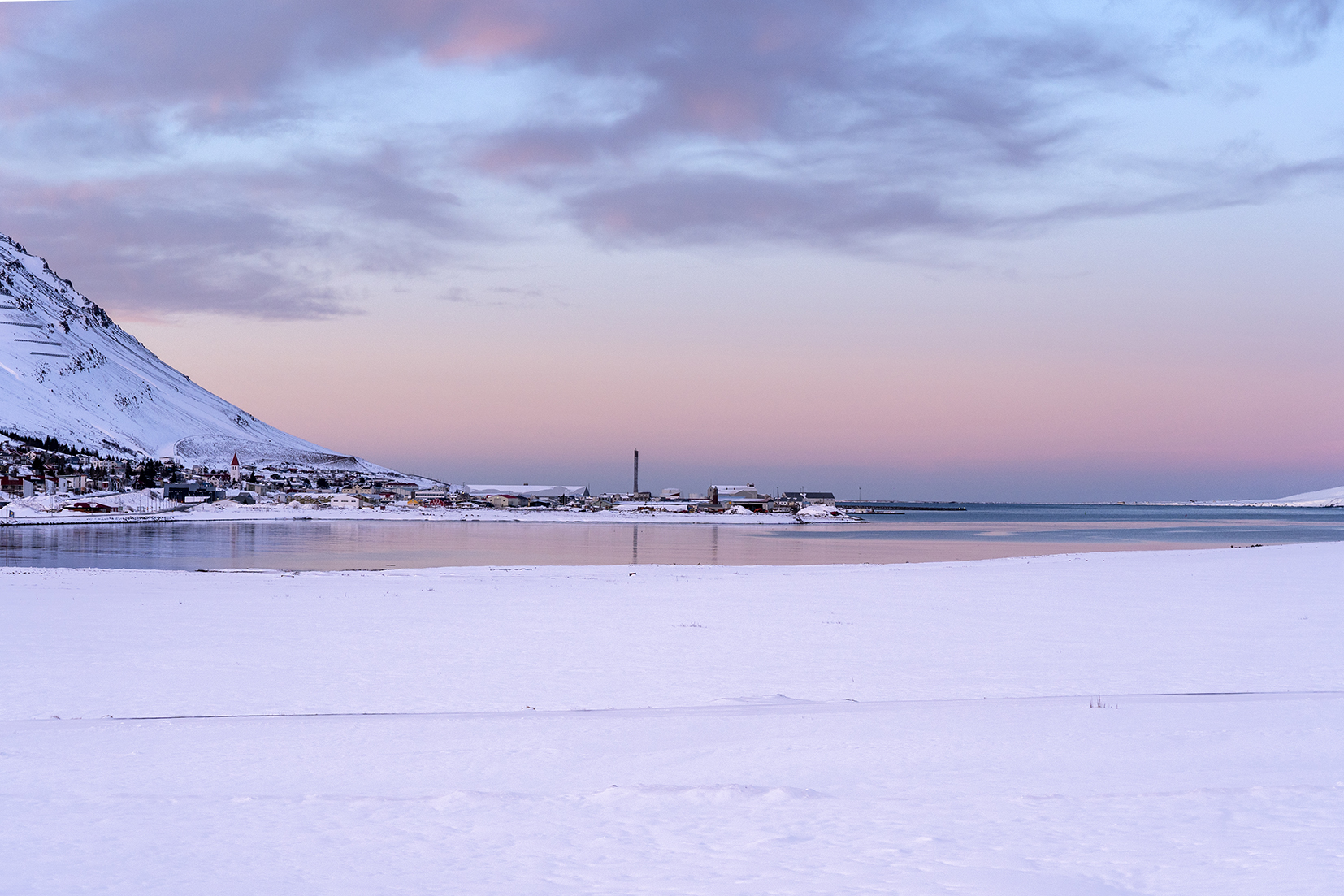 Tröllaskagi Siglufjörður coucher de soleil ciel rose mer Islande du Nord