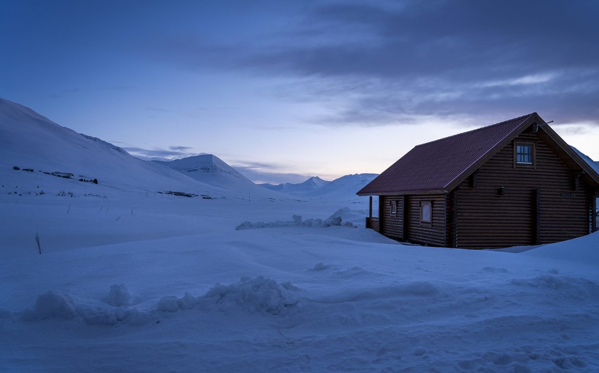 cabane fjord neige coucher de soleil Tröllaskagi