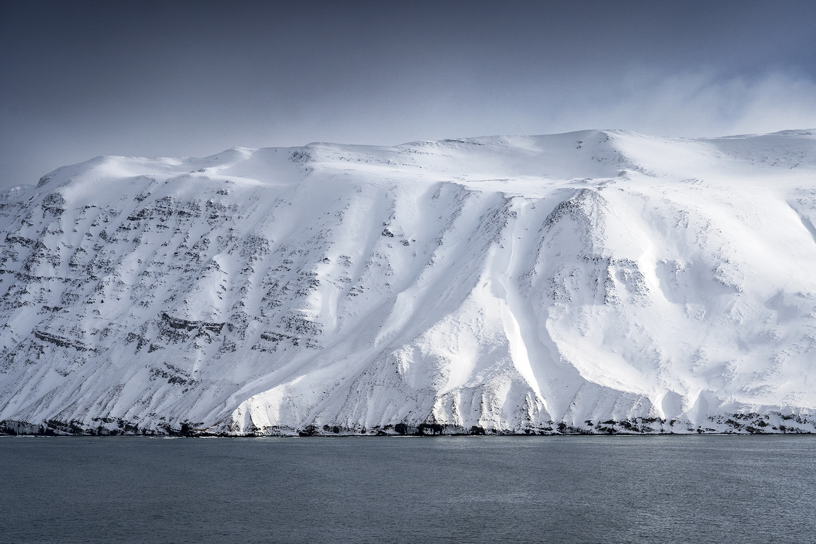 Islande du Nord montagnes neige plongent dans mer