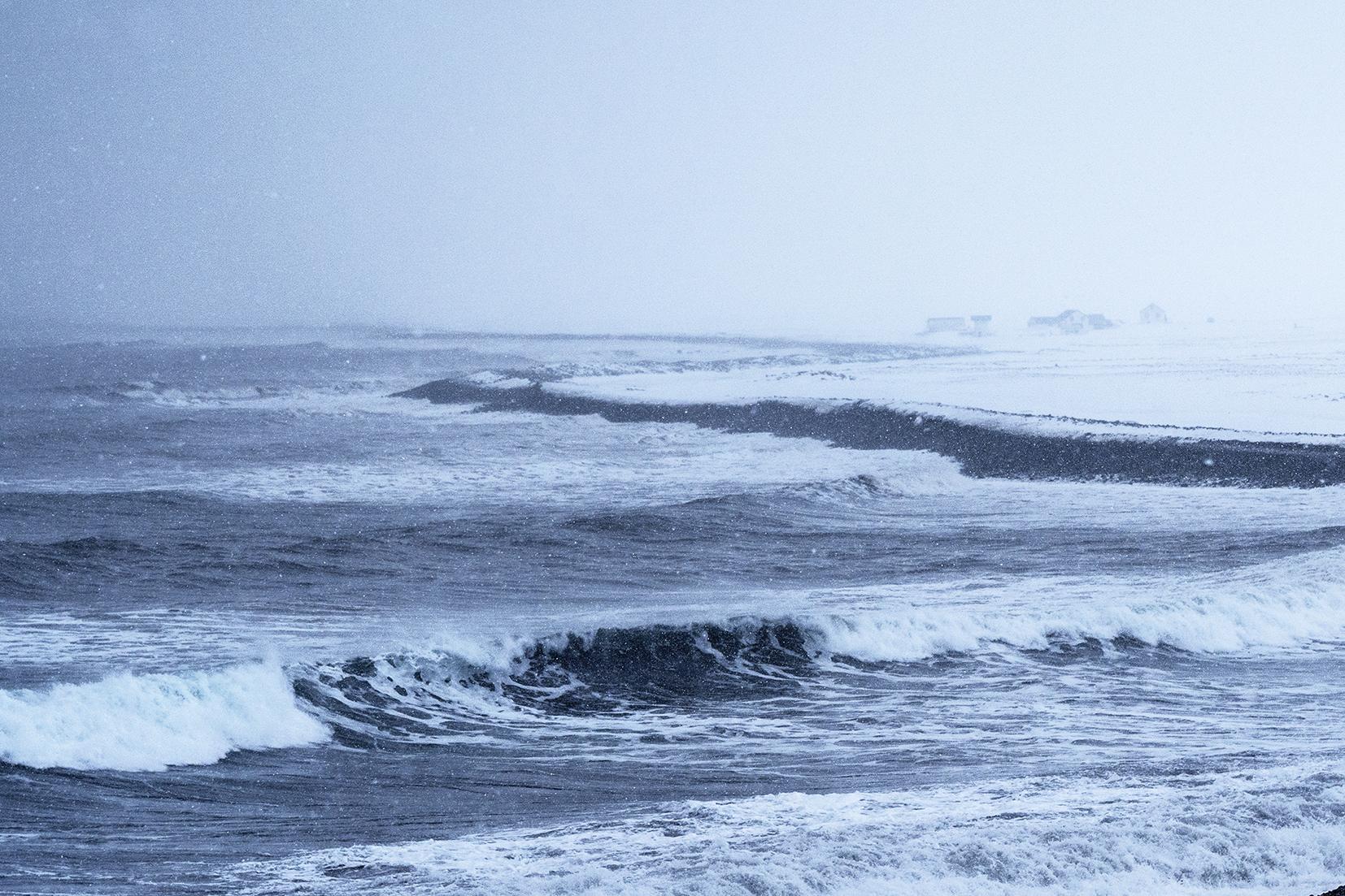 Tröllaskagi mer déchaînée flocons neige vagues brouillard