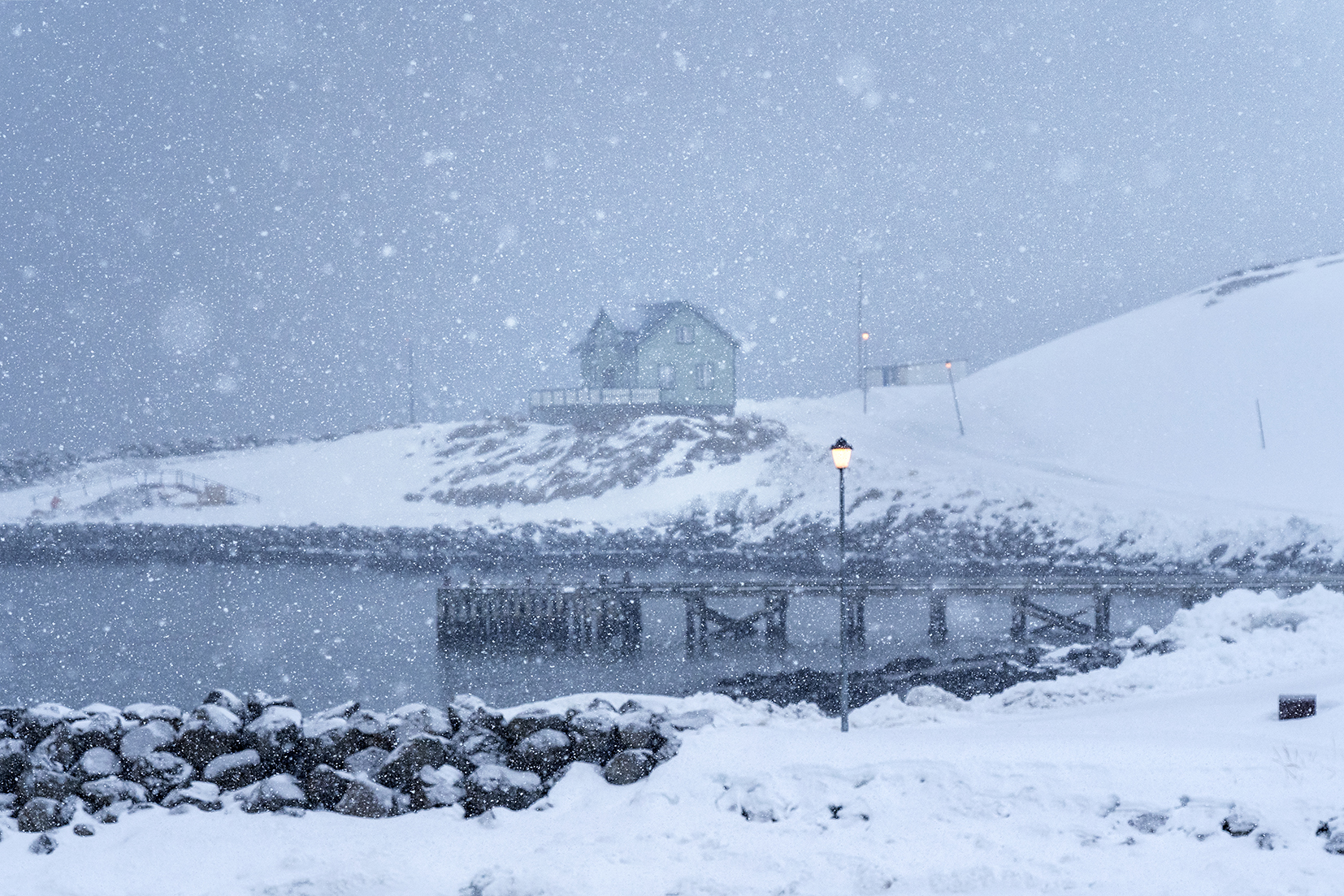 Hofsós flocons temête neige réverbère maison mer