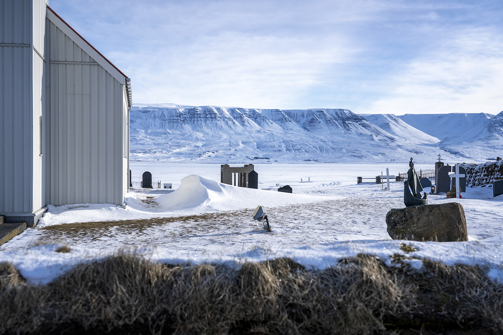 Skagafjörður Glaumbær ferme église cimetière neige montagnes Islande du Nord