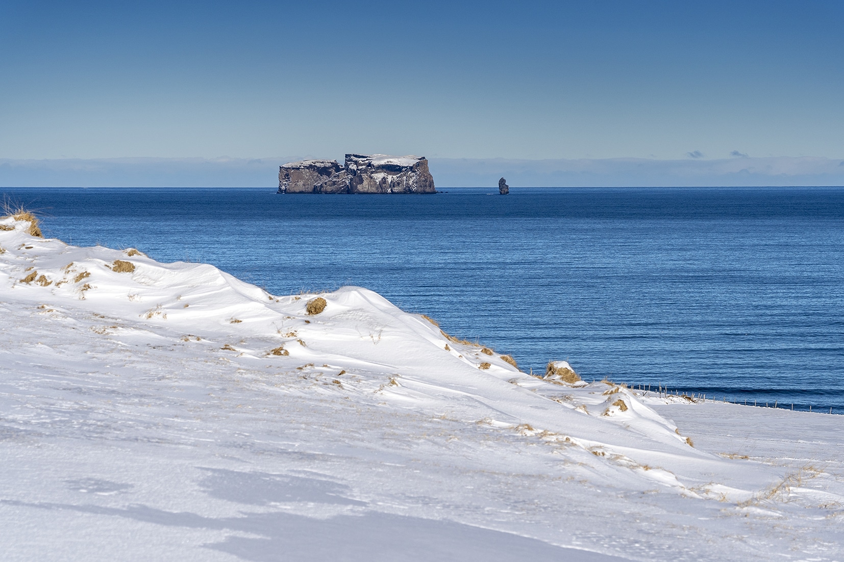 Islande du Nord Drangey mer neige ciel bleu