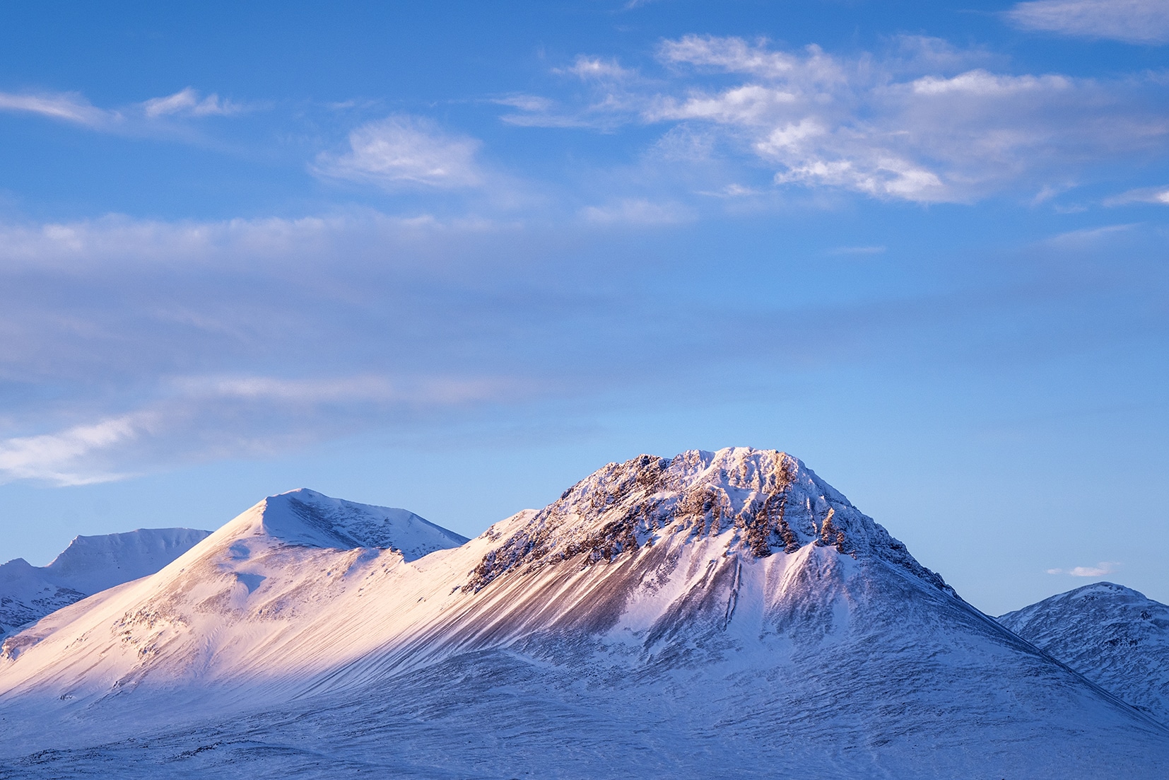 Islande du Nord montagnes lever de soleil ciel bleu