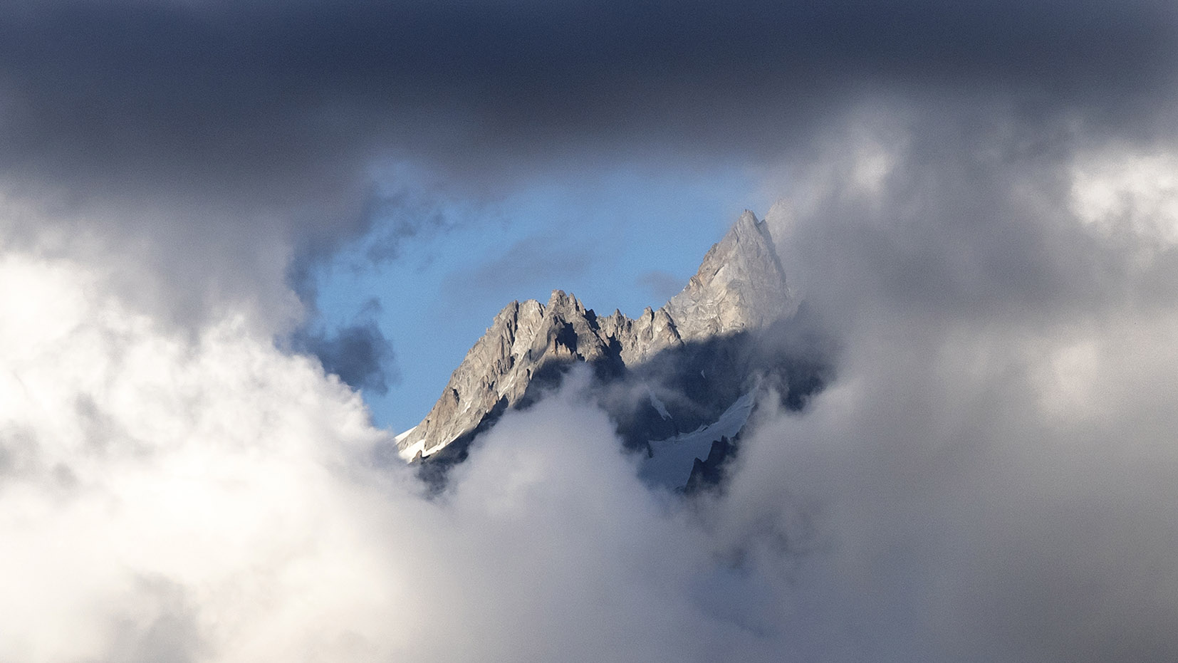 nuages encerclent montagnes randonnée lac Blanc
