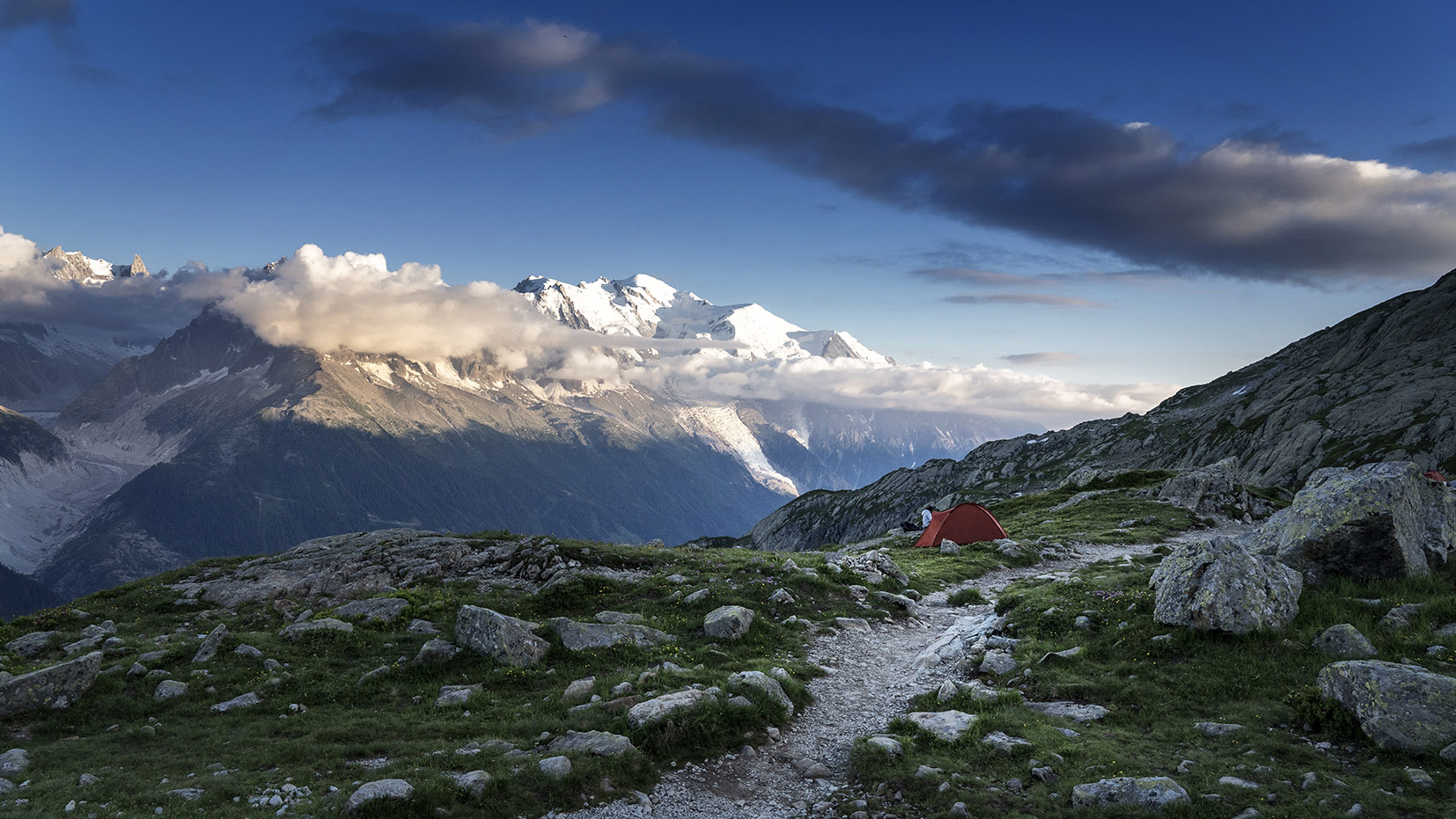 bivouac lac Cheserys massif Mont Blanc neige ciel bleu