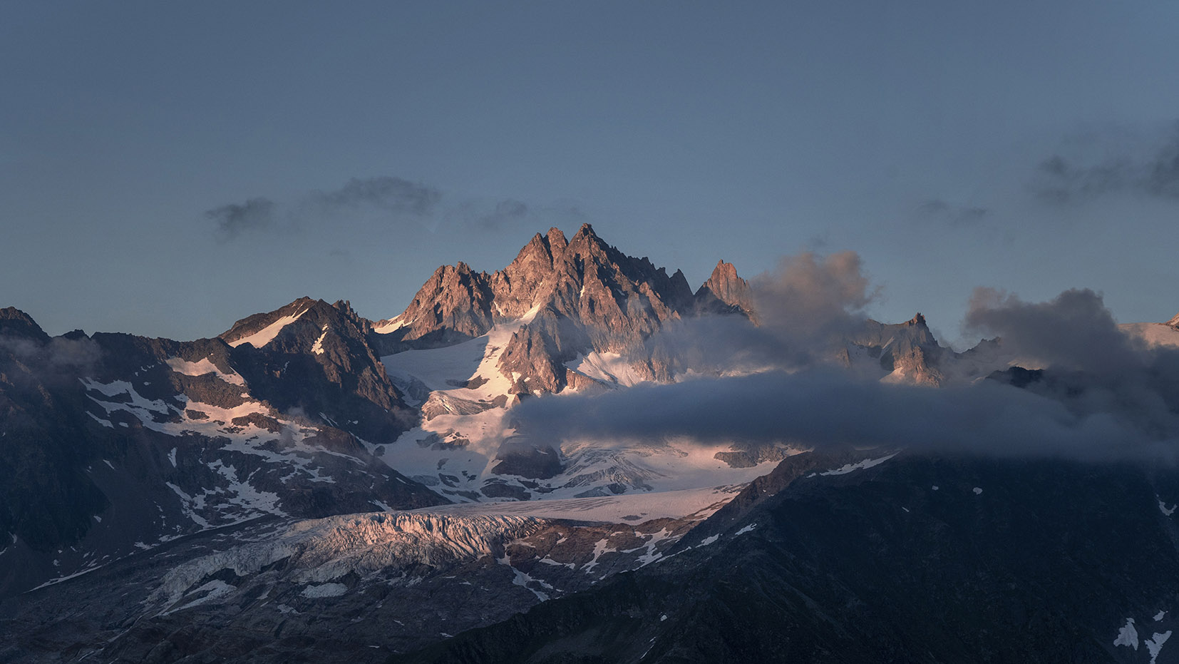 Bivouac lac Cheserys coucher de soleil montagnes neige