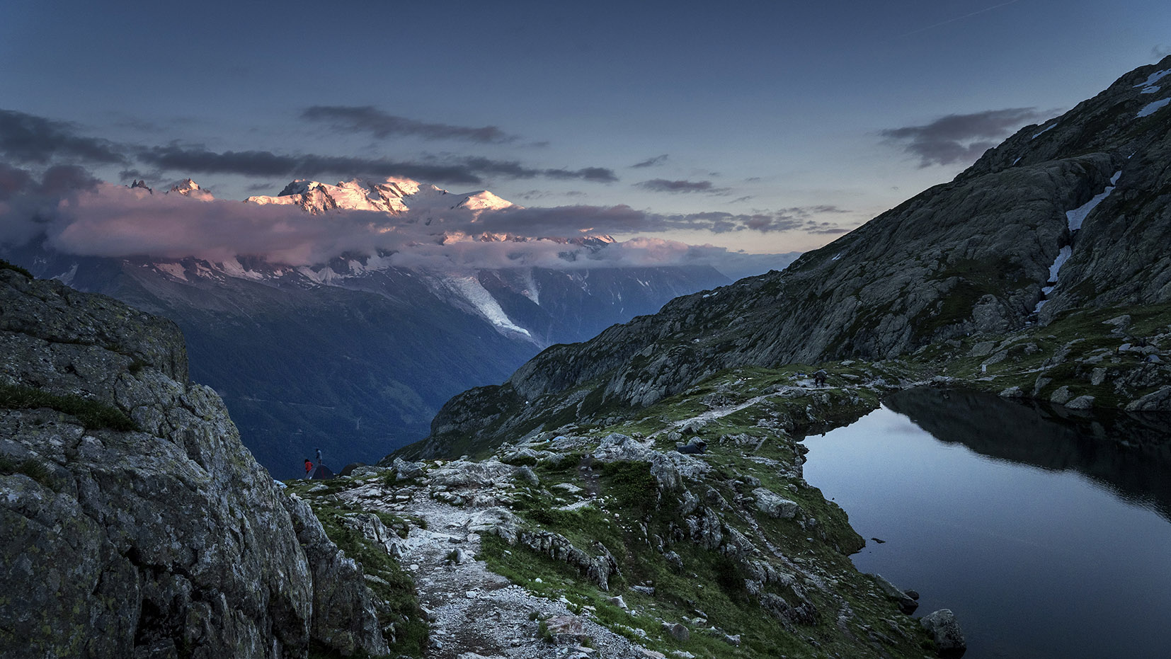 Bivouac lac de Cheserys vue Mont Blanc coucher de soleil
