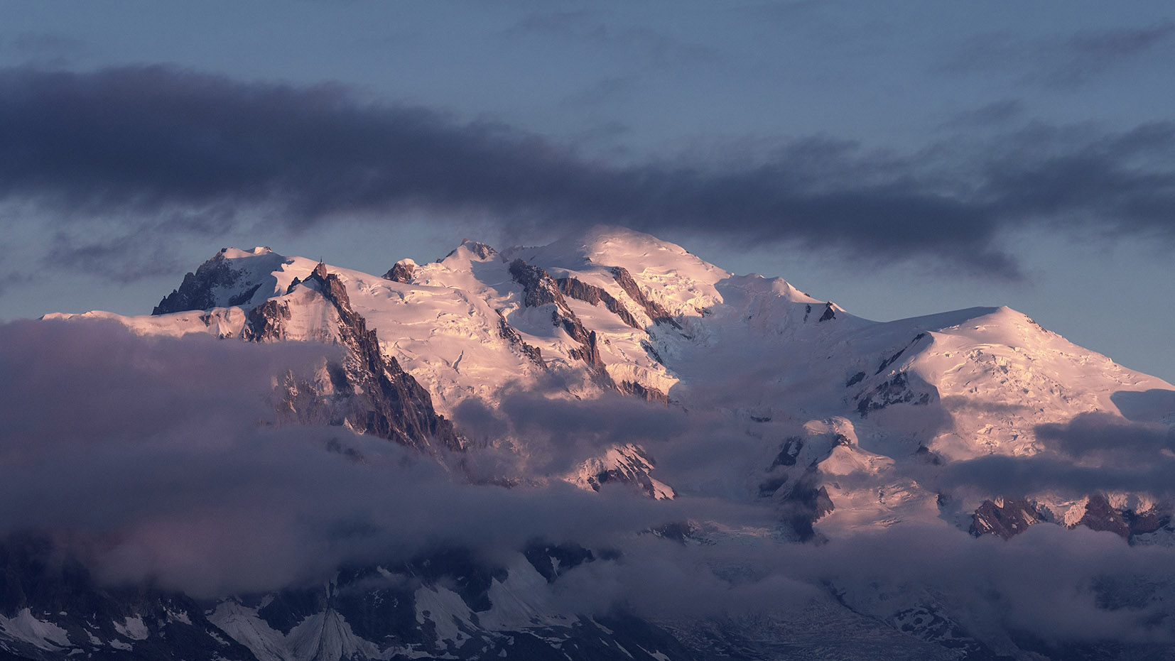 Mont Blanc aiguille du Midi aiguille du Goûter coucher de soleil neige nuages ciel