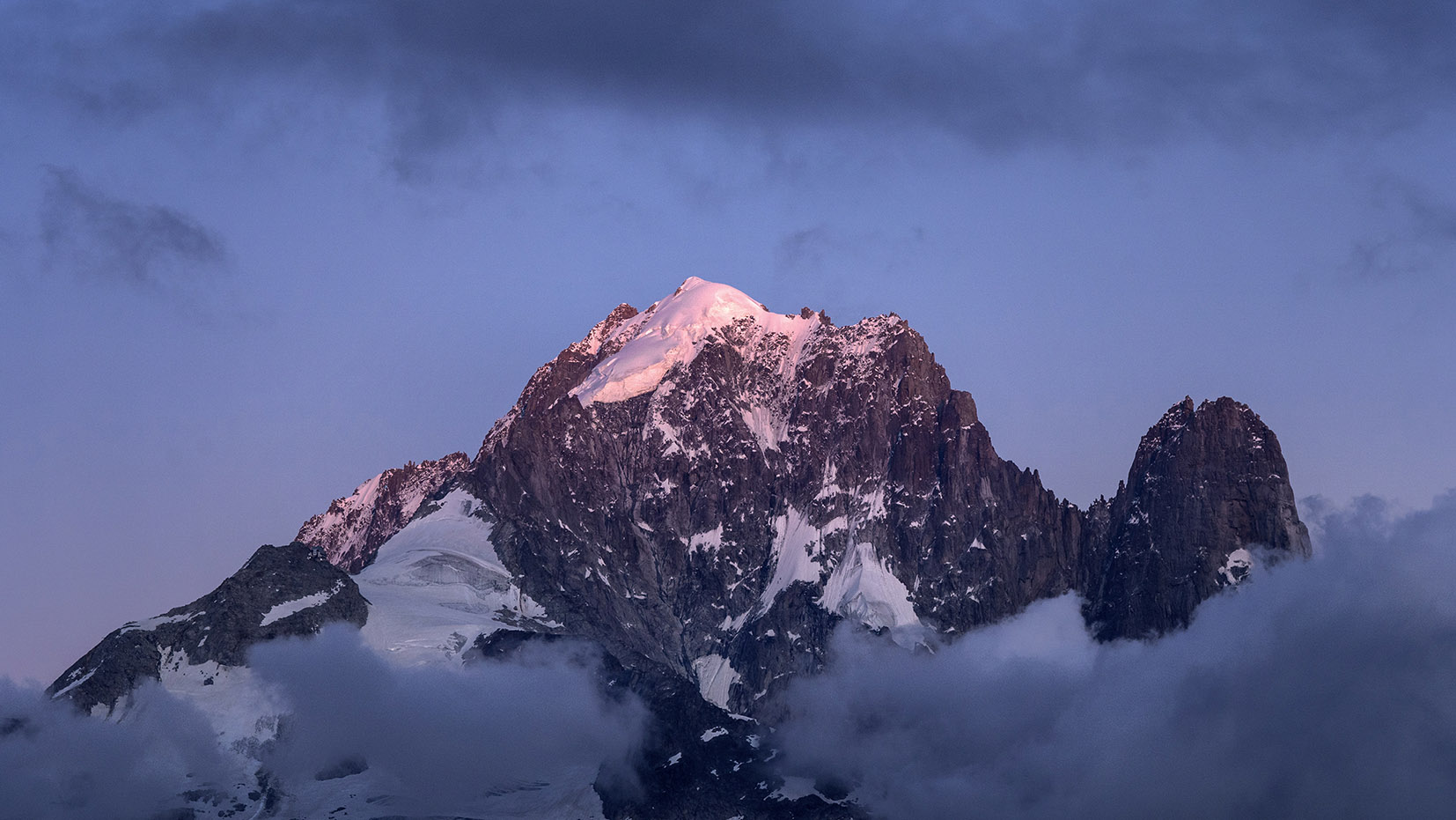 Aiguille Verte coucher de coleil nuages ciel neige