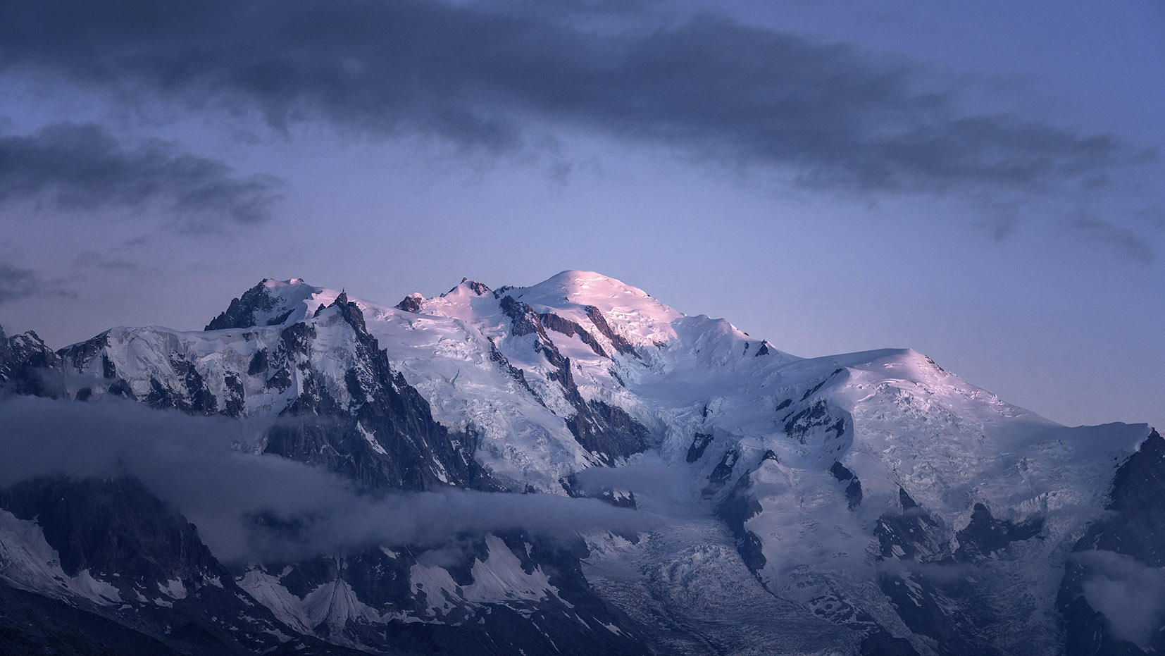 Massif du Mont Blanc Aiguille du Midi crépuscule neige nuages