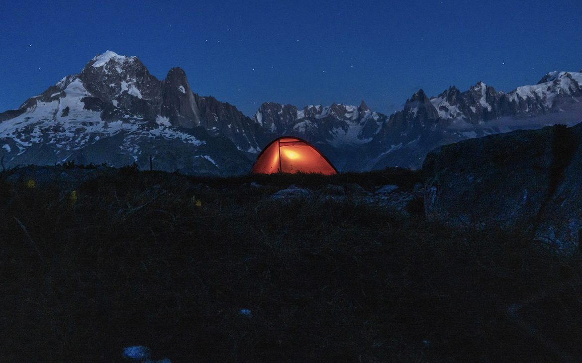 Bivouac lac de Cheserys tente illluminée montagnes neige étoiles