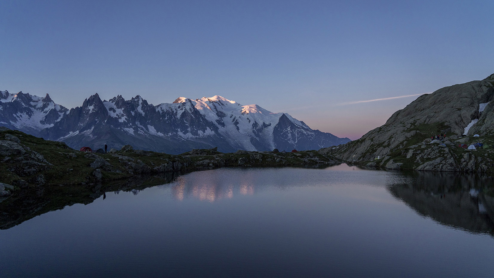 lever de soleil lac de Cheserys Mont Blanc neige Aiguilles du Plan Dent du géant