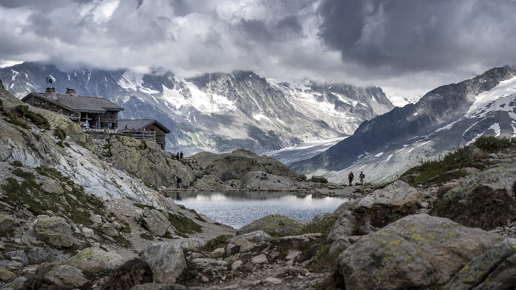 refuge lac Blanc nuages noirs montagnes