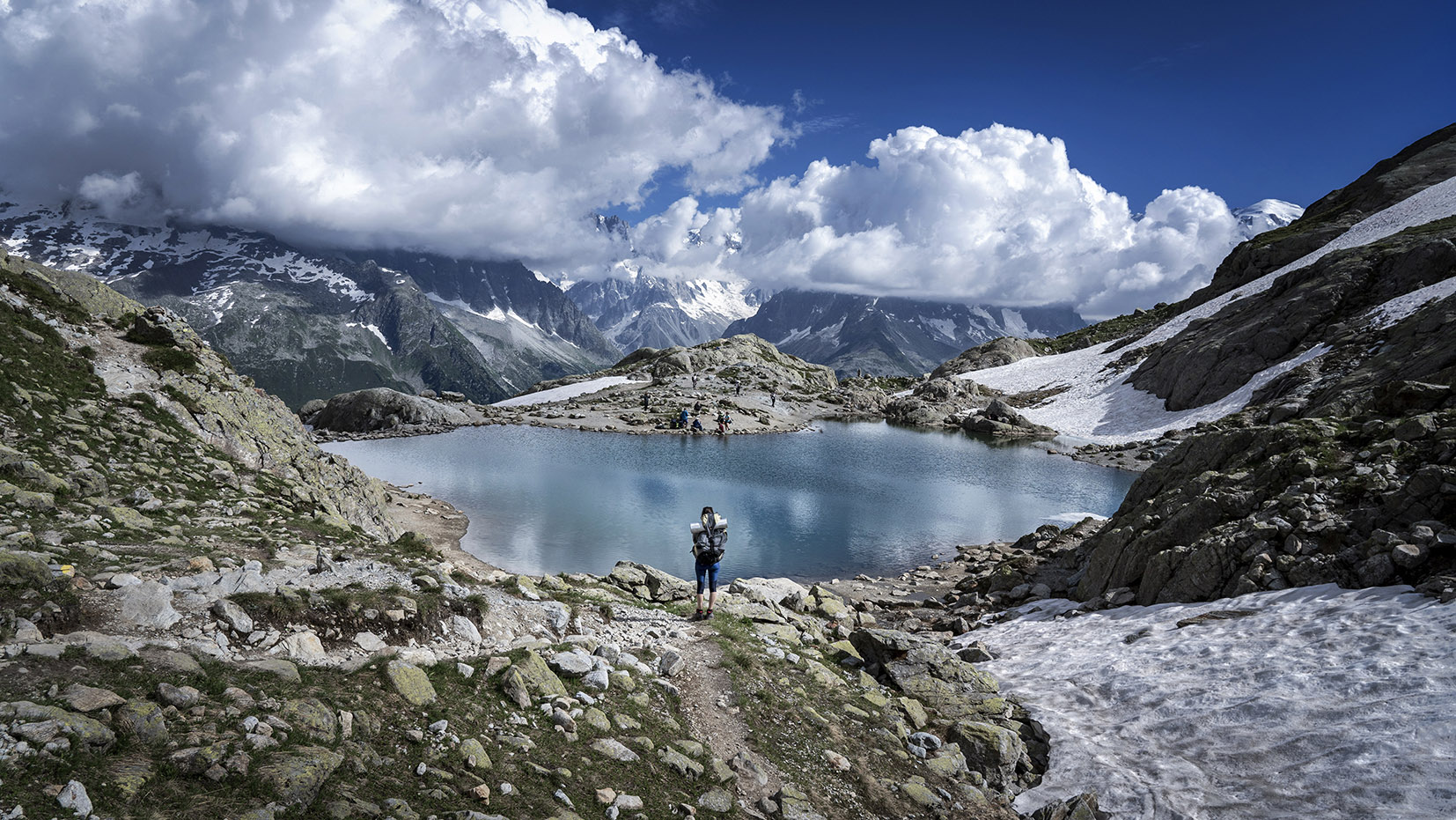 randonnée lac Blanc eau bleue montagnes neige nuages