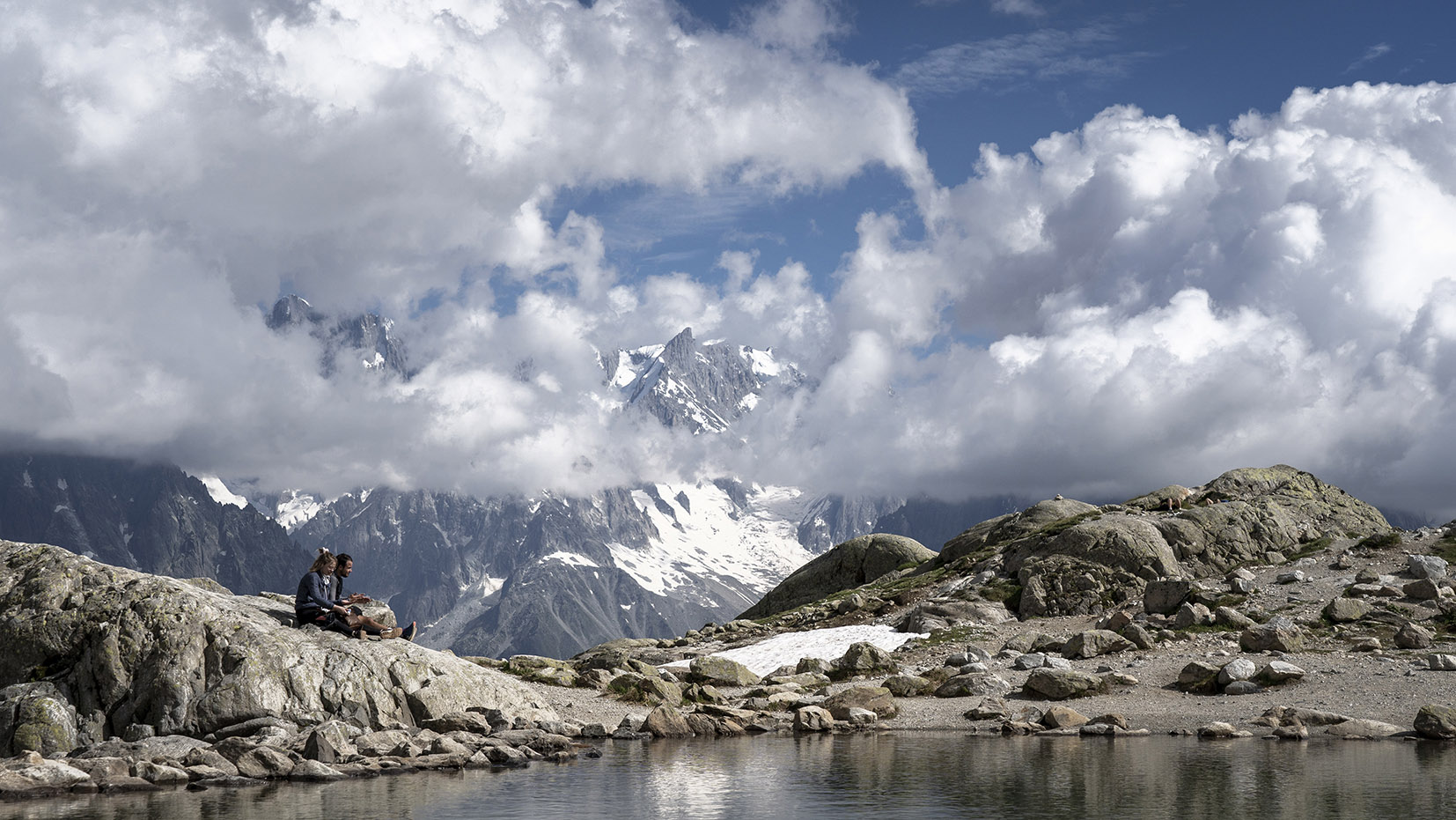 randonnée lac Blanc nuages montagnes couple assis