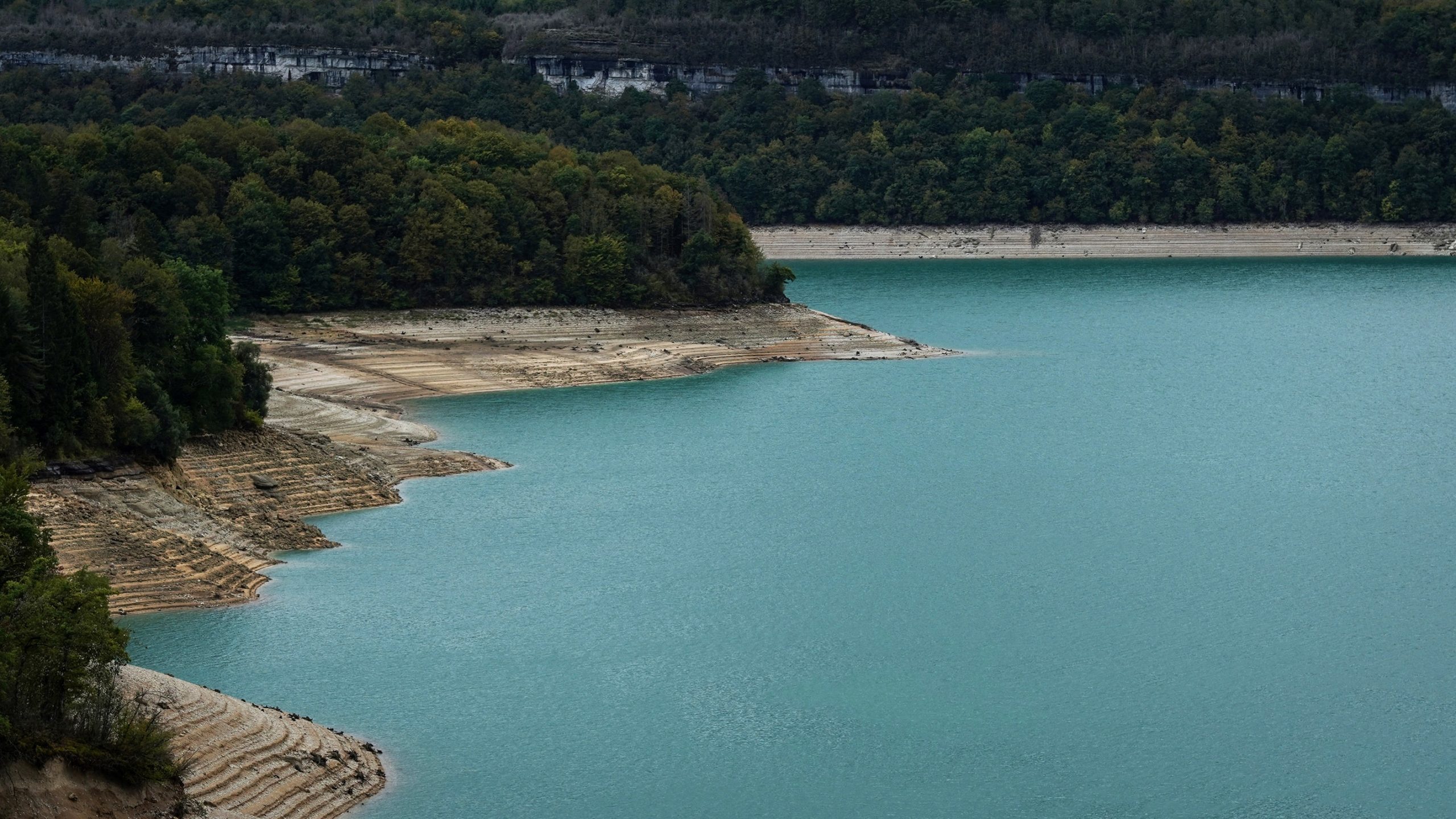 lac de vouglans Jura bleu forêt