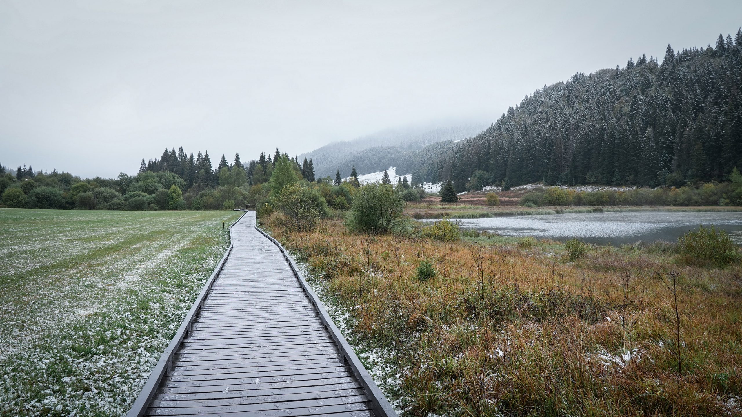 Lac Lamoura ponton bois neige sapins