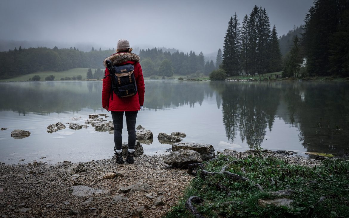 lac Genin Jura montagnes brouillard lykorne manteau rouge