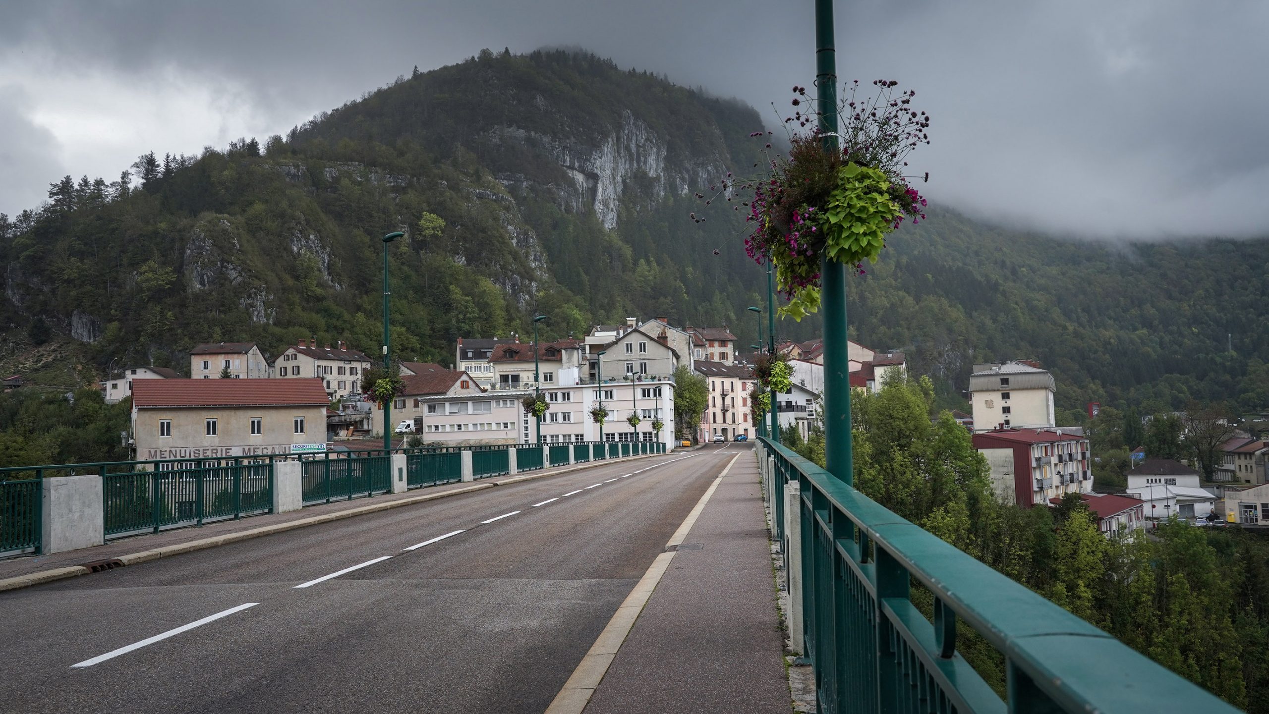 Ville Saint-Claude Jura pont maisons montagnes nuages gris brume