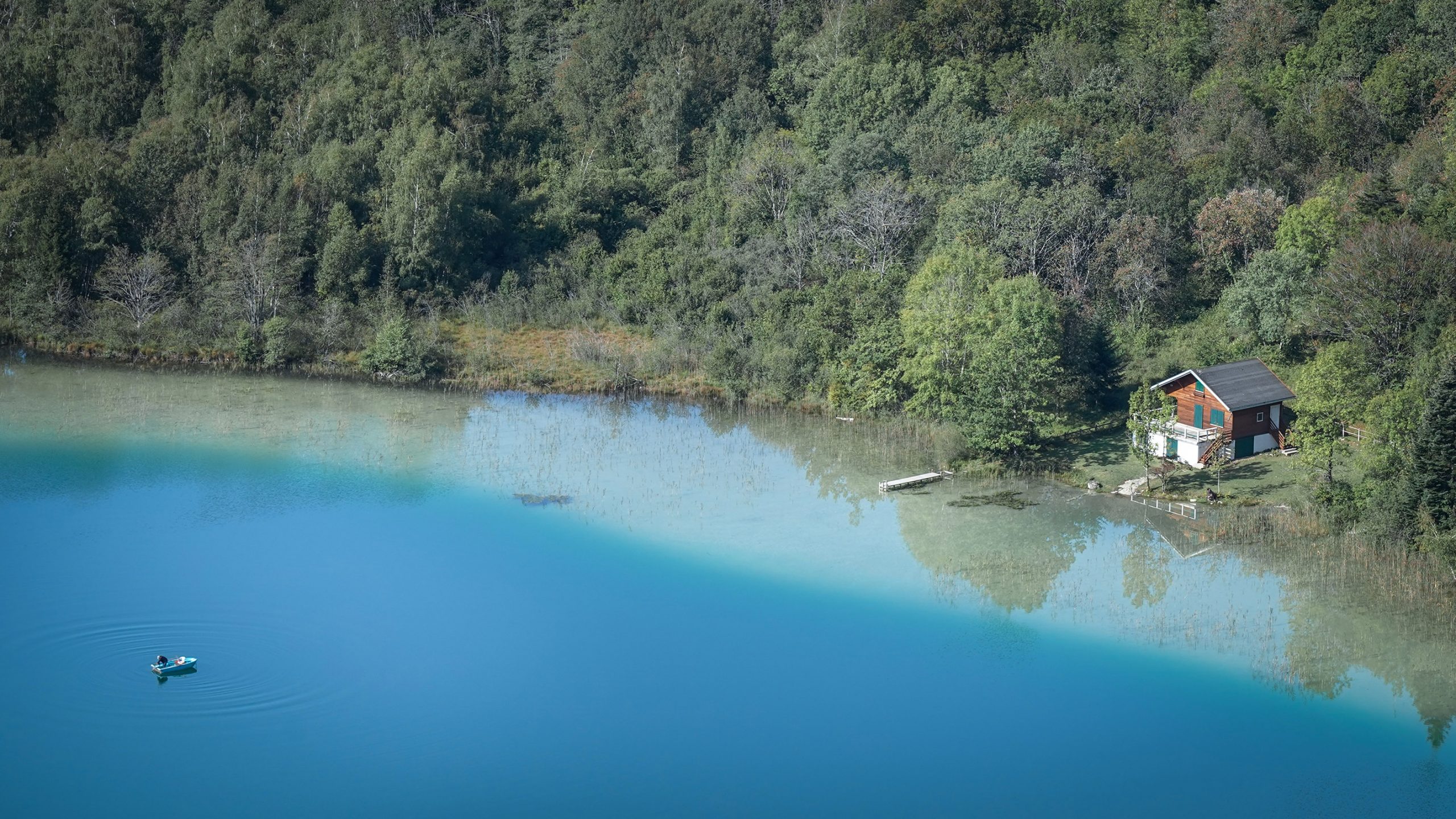 Lac bleu vert dégradé barque chalet sapins Jura