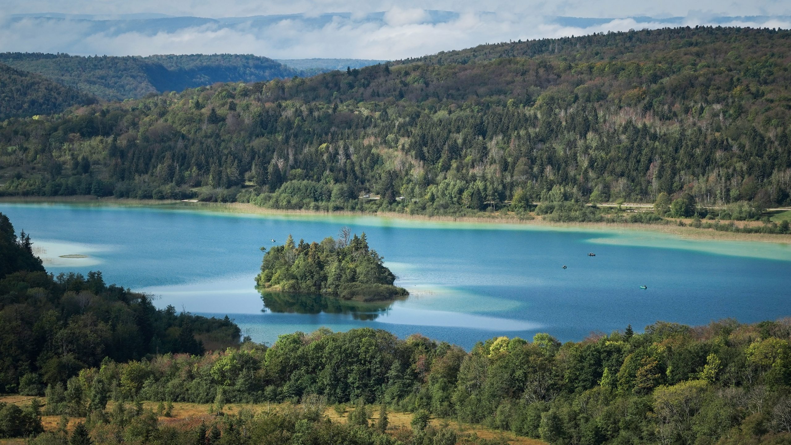Belvédère des quatre lacs lac Ilay bleu vert île sapins automne montagnes Jura