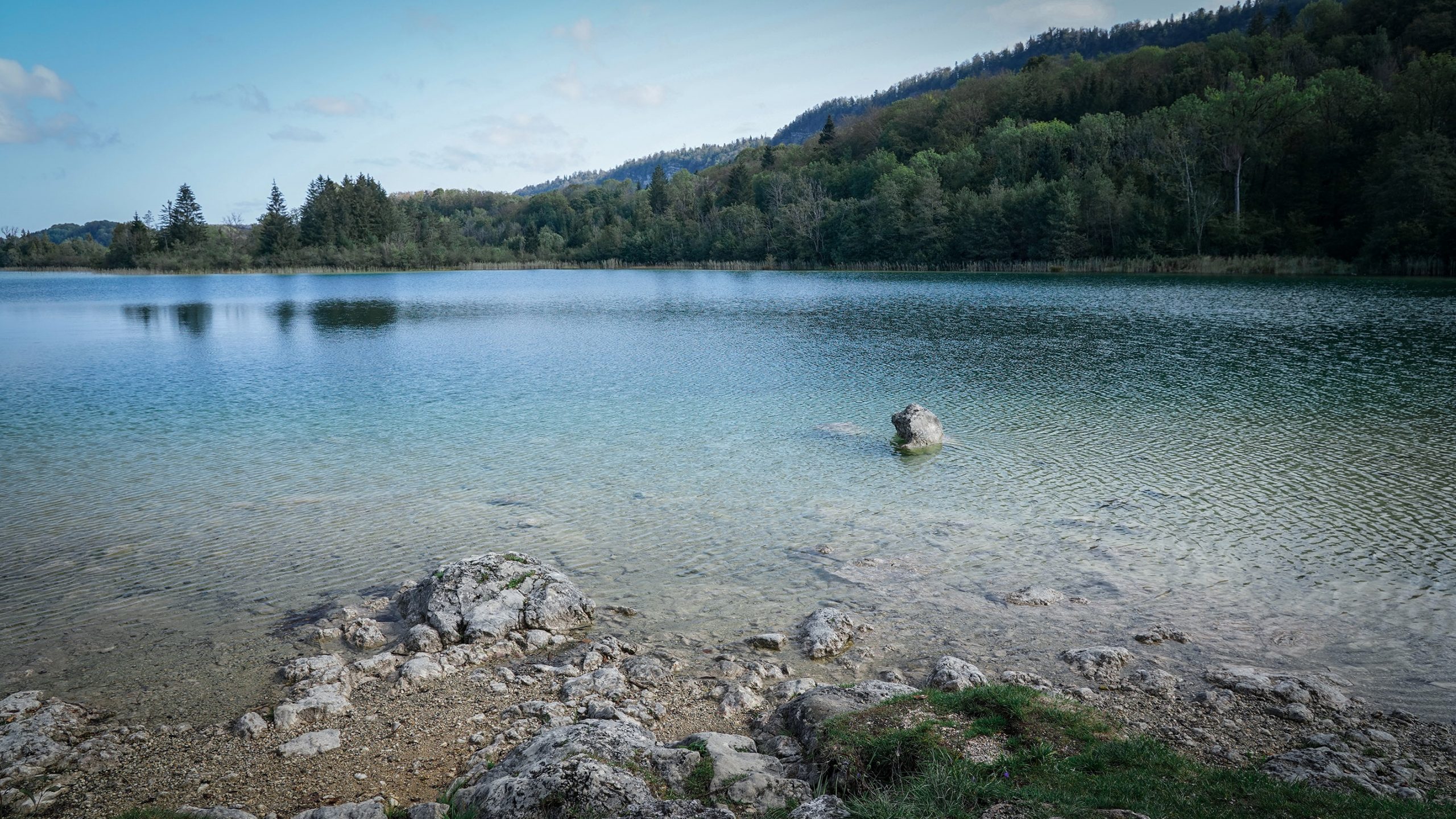Lac Ilay Jura eau translucide bleu vert  sapins ciel bleu soleil