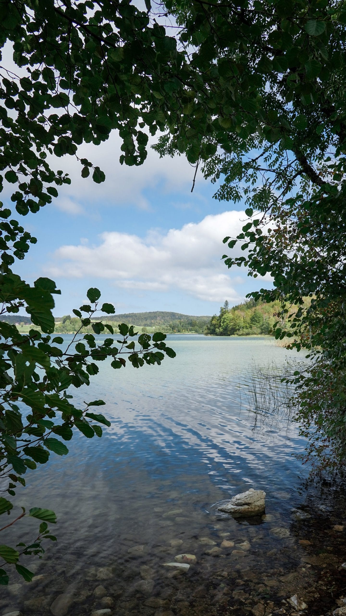 Lac Ilay eau arbres nuage soleil ciel bleu rocher