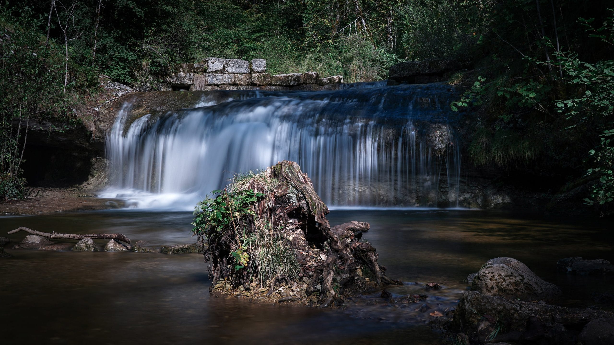 Cascades du Hérisson eau rocher lumière arbres